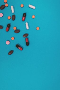 mavi arkaplanda çok renkli hap dokusu