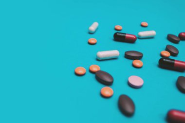 mavi arkaplanda çok renkli hap dokusu