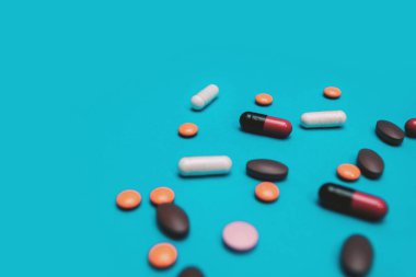 mavi arkaplanda çok renkli hap dokusu