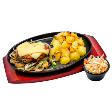 Beyaz arka planda eti olan lezzetli yemekler.