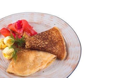 Beyaz arka planda eti olan lezzetli yemekler.