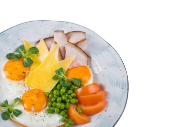 Beyaz arka planda eti olan lezzetli yemekler.