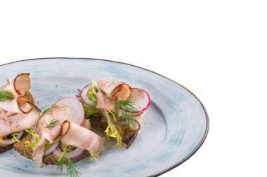 Beyaz arka planda eti olan lezzetli yemekler.