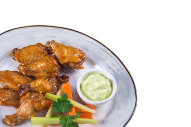 Beyaz arka planda eti olan lezzetli yemekler.