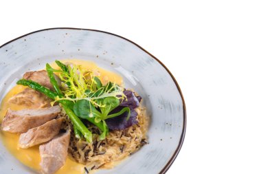 Beyaz arka planda eti olan lezzetli yemekler.