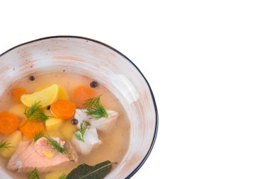 Beyaz arka planda etli çorbalar