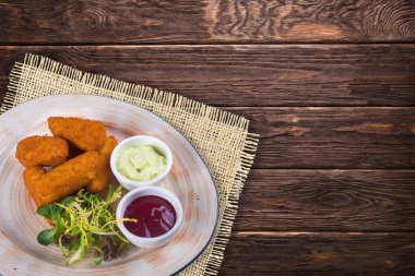 Ahşap arka planda etli yemekler.