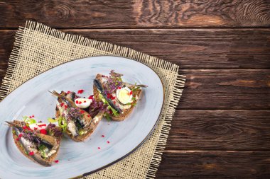 Ahşap arka planda etli yemekler.