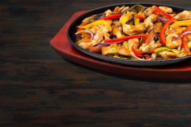 Ahşap arka planda etli yemekler.