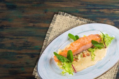 Ahşap arka planda balık aperatifi