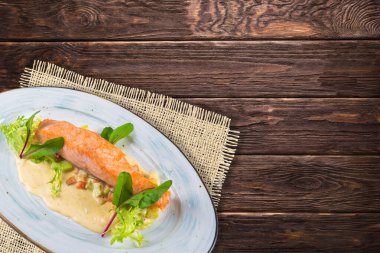 Ahşap arka planda balık aperatifi