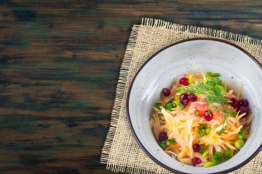 Ahşap bir arka planda, bir tabakta turşu