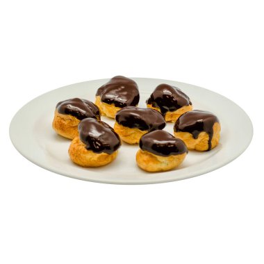 Beyaz arkaplanda lezzetli tatlılar