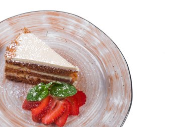 Beyaz arkaplanda lezzetli tatlılar