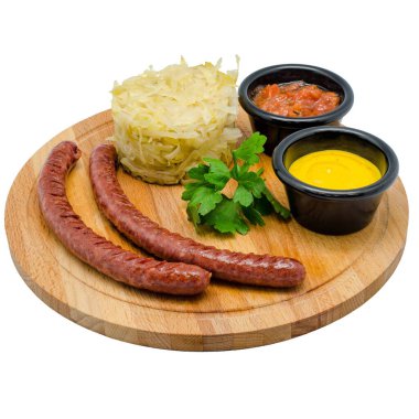 Kızarmış sosisler beyaz tabakta tahtada