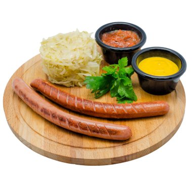 Kızarmış sosisler beyaz tabakta tahtada