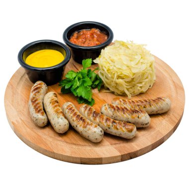 Kızarmış sosisler beyaz tabakta tahtada