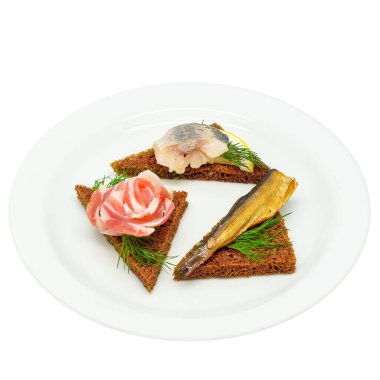 Ringa, tütsülenmiş ve kızarmış balık beyaz tabakta.