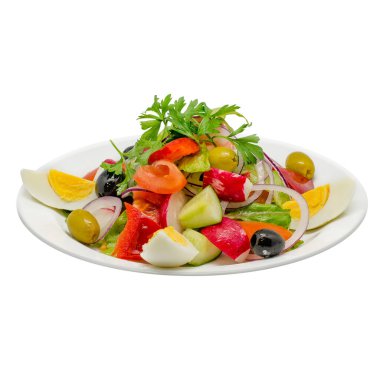 Beyaz arka planda tabakta salata