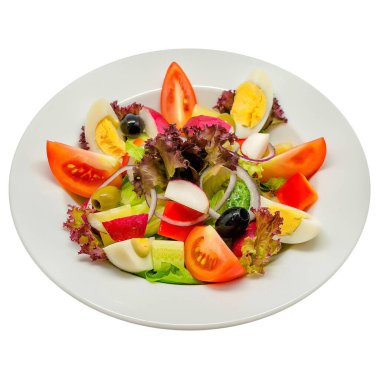 Beyaz arka planda tabakta salata