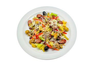 Beyaz arka planda tabakta salata