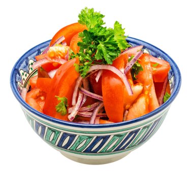 Beyaz arka planda tabakta salata