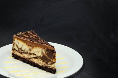 Siyah arkaplanda tabaklar halinde tatlılar