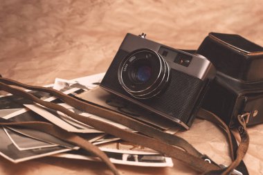 Buruşmuş kağıttan arka planda klasik film kamerası