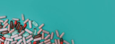 Yeşil arka planda panorama renkli haplar ve kapsüller