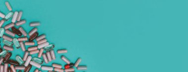 Yeşil arka planda panorama renkli haplar ve kapsüller