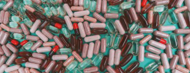 Yeşil arka planda panorama renkli haplar ve kapsüller