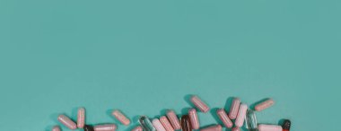 Yeşil arka planda panorama renkli haplar ve kapsüller