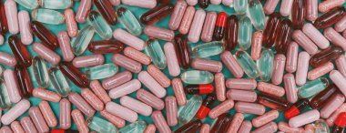 Yeşil arka planda panorama renkli haplar ve kapsüller