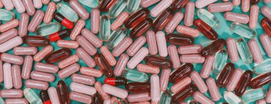 Yeşil arka planda panorama renkli haplar ve kapsüller