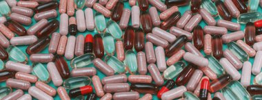 Yeşil arka planda panorama renkli haplar ve kapsüller