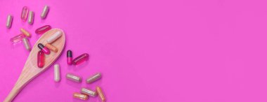 Pembe arka planda panorama renkli haplar ve kapsüller