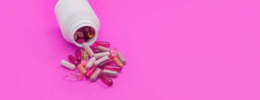 Pembe arka planda panorama renkli haplar ve kapsüller