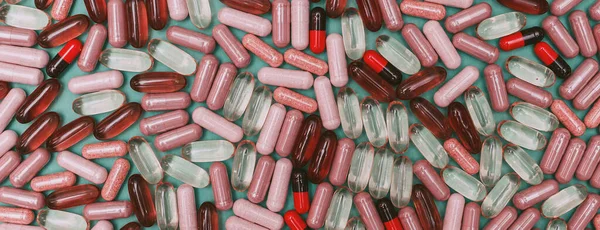 Yeşil arka planda panorama renkli haplar ve kapsüller