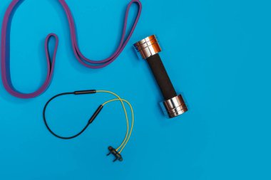 Masaj merdiveni spor tasması mavi arka planda elma ve havlu.