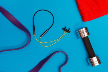 Masaj merdiveni spor tasması mavi arka planda elma ve havlu.