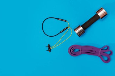 Masaj merdiveni spor tasması mavi arka planda elma ve havlu.