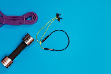 Masaj merdiveni spor tasması mavi arka planda elma ve havlu.