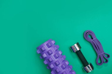 Masaj merdiveni spor tasması yeşil arka planda elma ve havlu