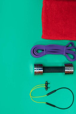 Masaj merdiveni spor tasması yeşil arka planda elma ve havlu