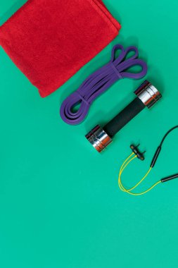 Masaj merdiveni spor tasması yeşil arka planda elma ve havlu