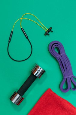 Masaj merdiveni spor tasması yeşil arka planda elma ve havlu