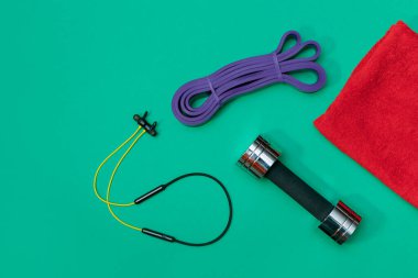 Masaj merdiveni spor tasması yeşil arka planda elma ve havlu