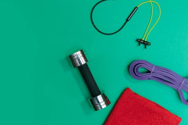 Masaj merdiveni spor tasması yeşil arka planda elma ve havlu