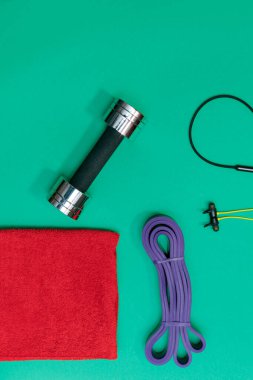 Masaj merdiveni spor tasması yeşil arka planda elma ve havlu