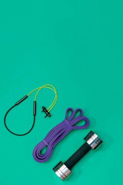 Masaj merdiveni spor tasması yeşil arka planda elma ve havlu